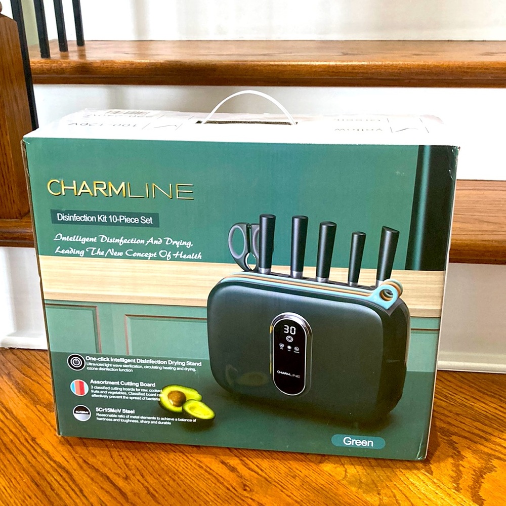 CHARMLINE BRAND NEW Smart Cutting Board & Knife Set With Holder!